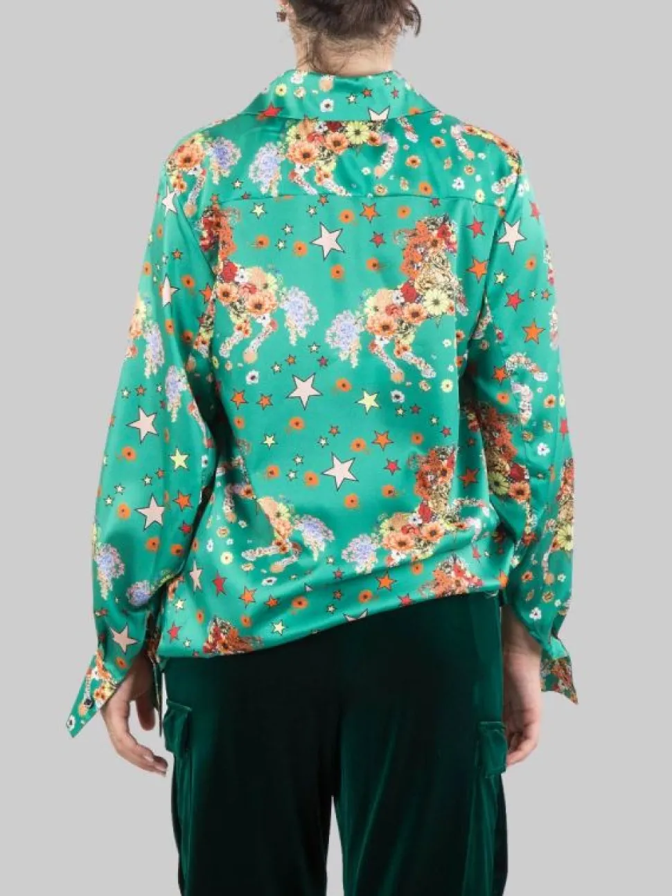 CAMICIA A FANTASIA FIORI E STELLE SU FONDO VERDE