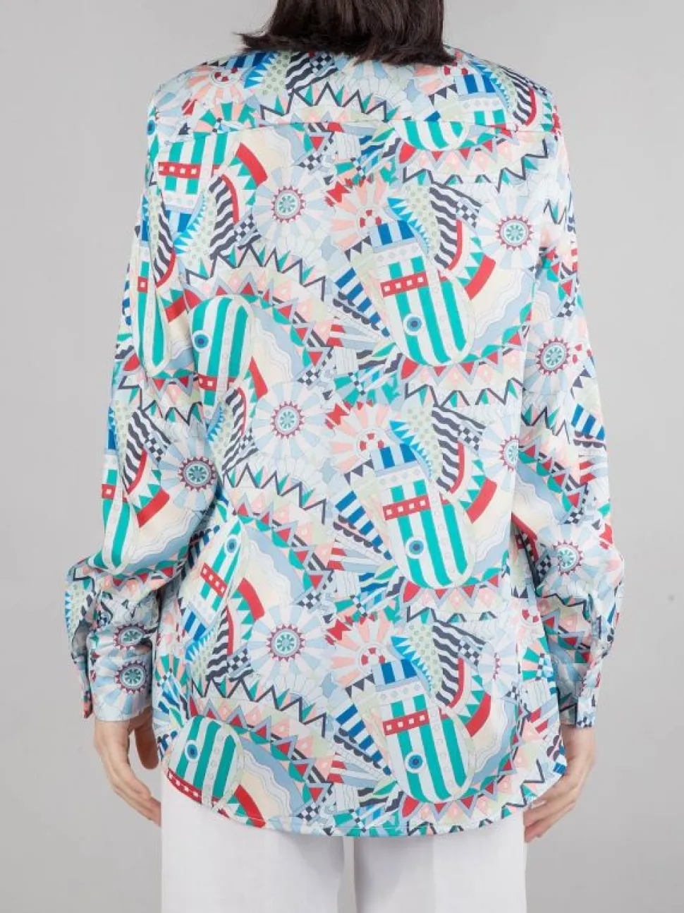 CAMICIA OVERSIZE A FANTASIA CON PATCH