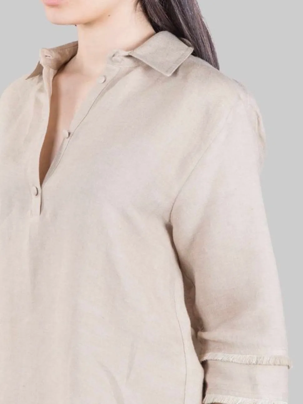 CAMICIA POLO SABBIA IN MORBIDO TESSUTO LINO E VISCOSA CON FRANGE