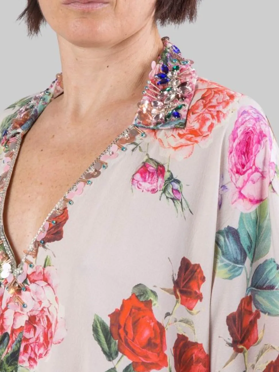 CAMICIA TUNICA A FANTASIA ROSE CON DECORAZIONI IN PERLINE, STRASS E CRISTALLI