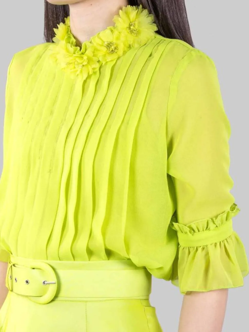 CAMICINA LIME IN TESSUTO A PIEGHE CON FIORI DECORATI