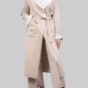 CAPPOTTO A VESTAGLIA BEIGE CON AMPIO COLLO SCIALLATO E CINTURA IN VITA
