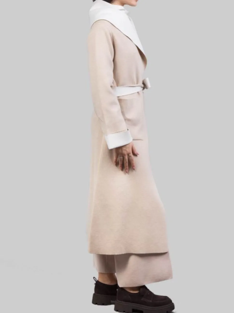 CAPPOTTO A VESTAGLIA BEIGE CON AMPIO COLLO SCIALLATO E CINTURA IN VITA