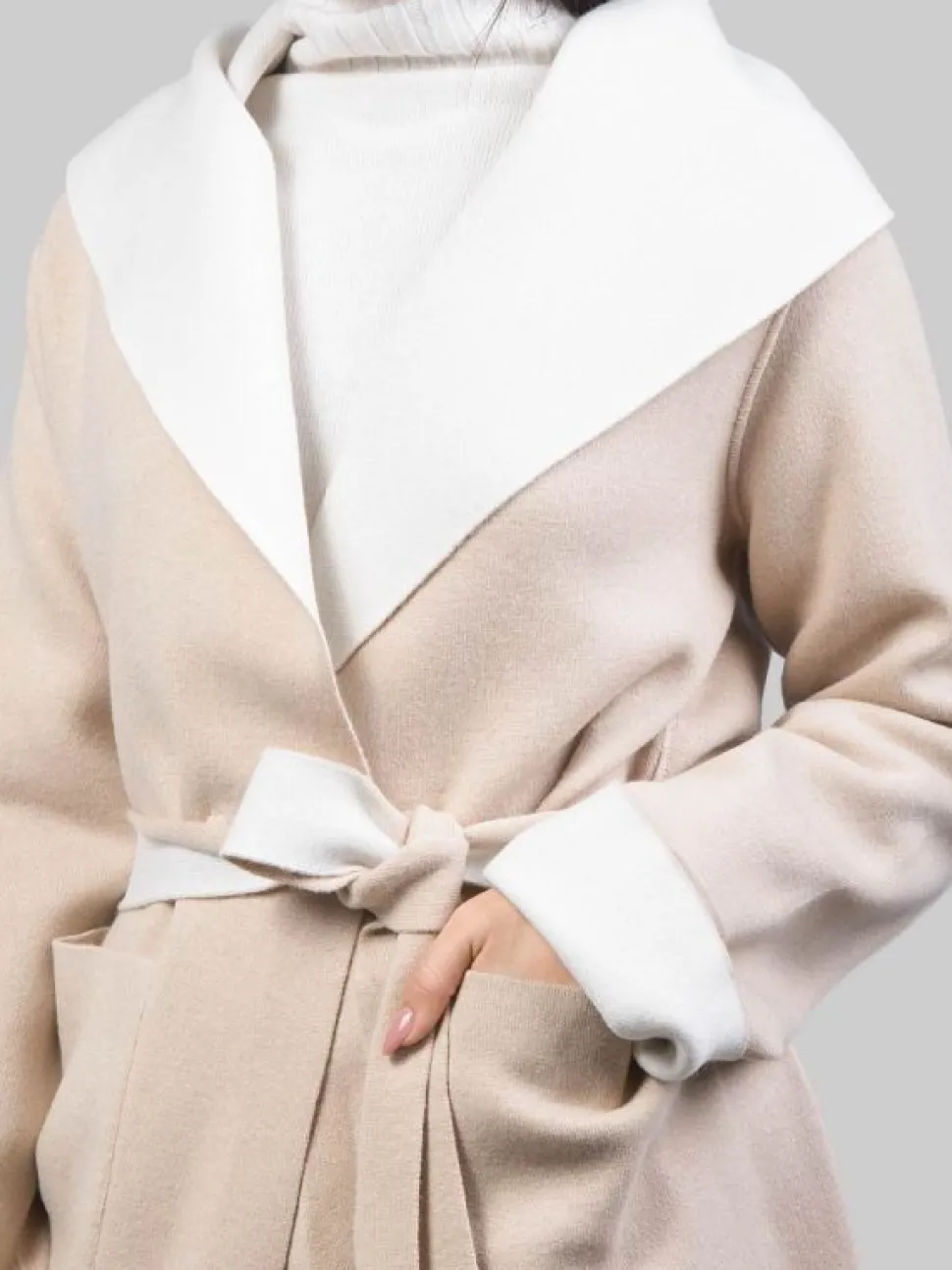CAPPOTTO A VESTAGLIA BEIGE CON AMPIO COLLO SCIALLATO E CINTURA IN VITA