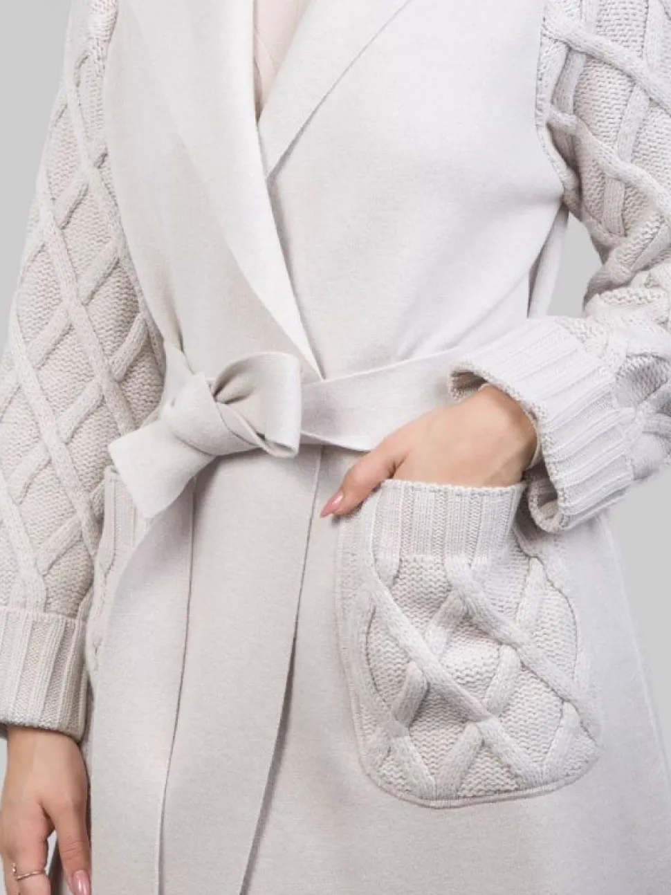 CAPPOTTO A VESTAGLIA CON INSERTI IN MAGLIA INTRECCIATA E CINTURA IN VITA