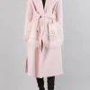 CAPPOTTO LUNGO IN LANA ROSA CON TASCHE PROFILATE DI PIUME