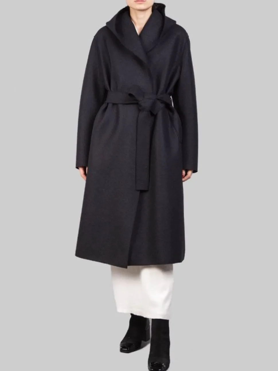 CAPPOTTO LUNGO NERO "A VESTAGLIA" IN LANA VERGINE PRESSATA CON CINTURA