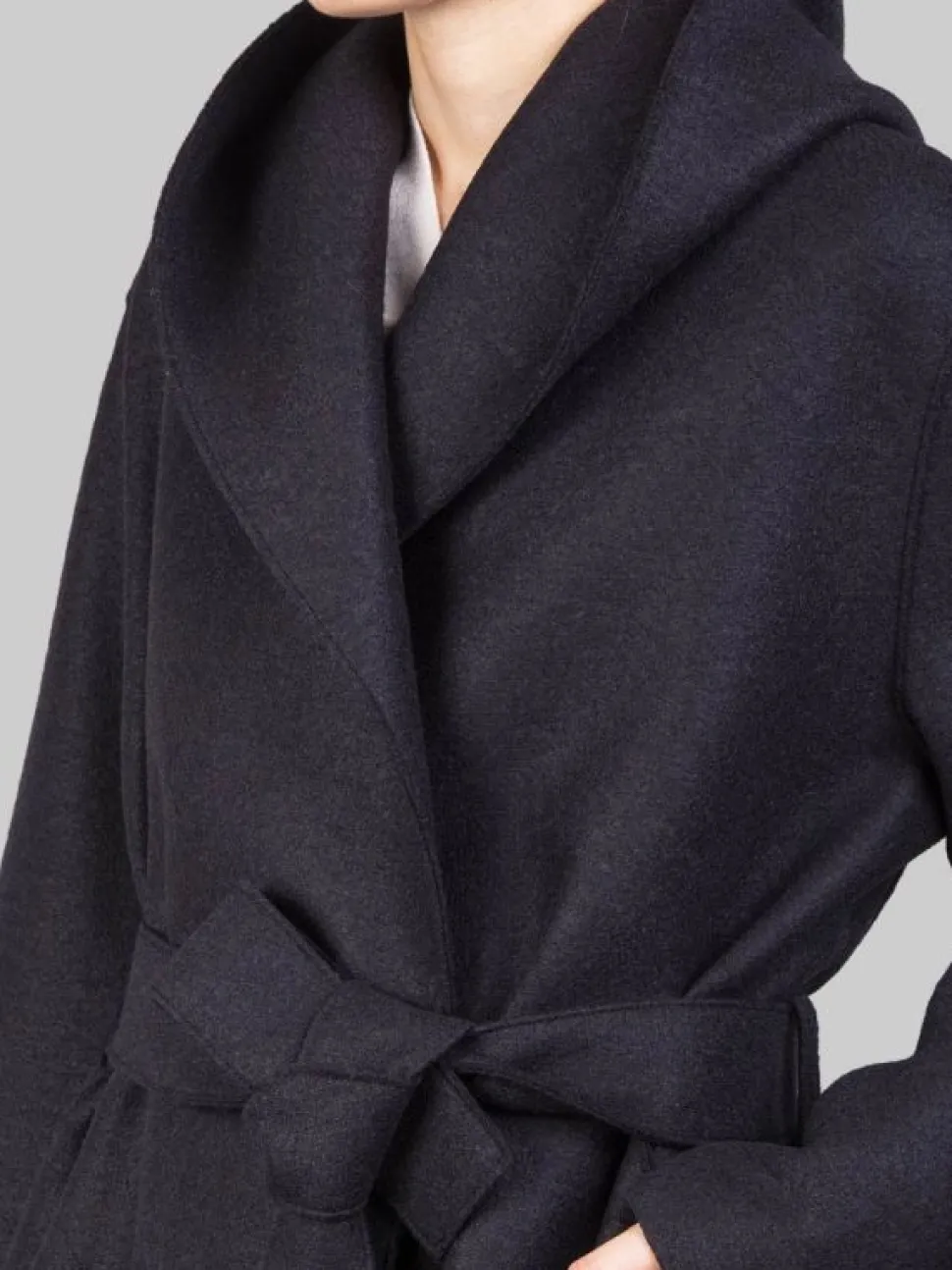 CAPPOTTO LUNGO NERO "A VESTAGLIA" IN LANA VERGINE PRESSATA CON CINTURA