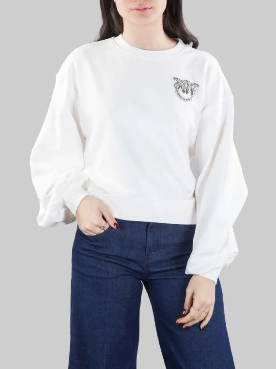 FELPA GIROCOLLO OVERSIZE BIANCO CON LOGO IN STRASS E PERLINE