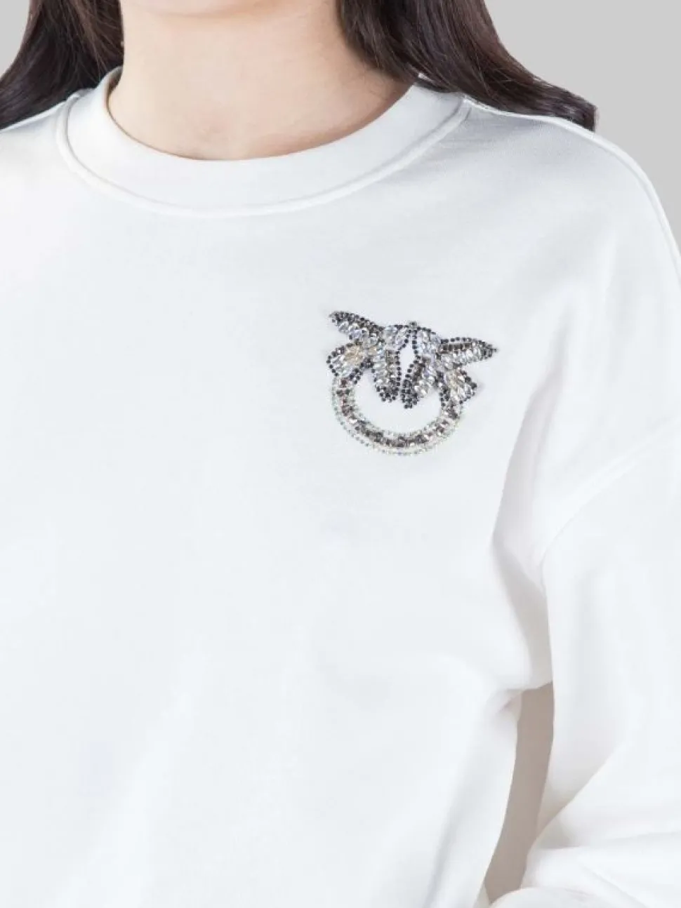 FELPA GIROCOLLO OVERSIZE BIANCO CON LOGO IN STRASS E PERLINE
