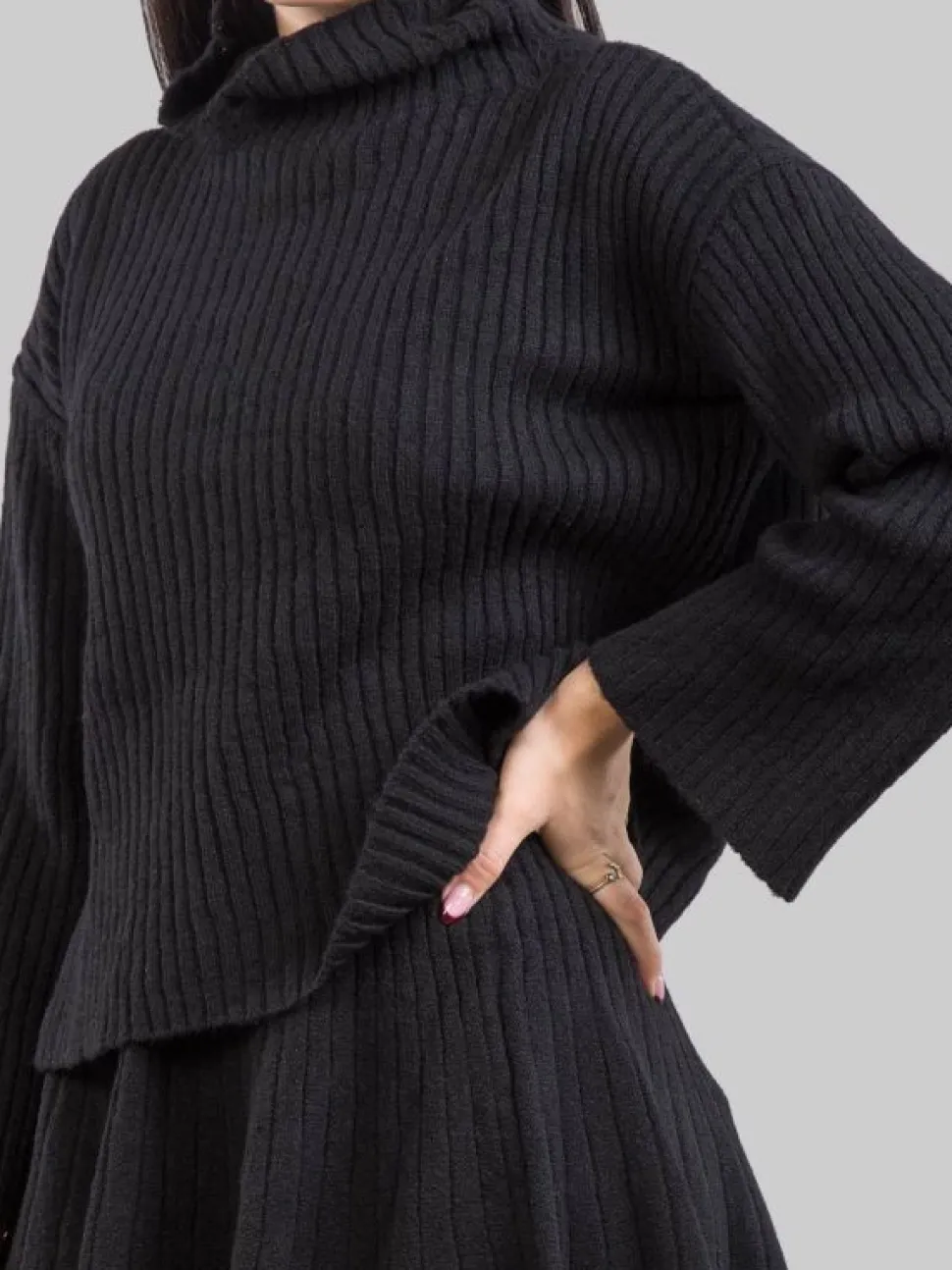 MAGLIA A COLLO ALTO NERA IN TESSUTO A COSTINE