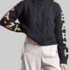 MAGLIA DOLCEVITA IN MISTO CACHEMIRE NERA CON SCRITTA ORO SULLE MANICHE