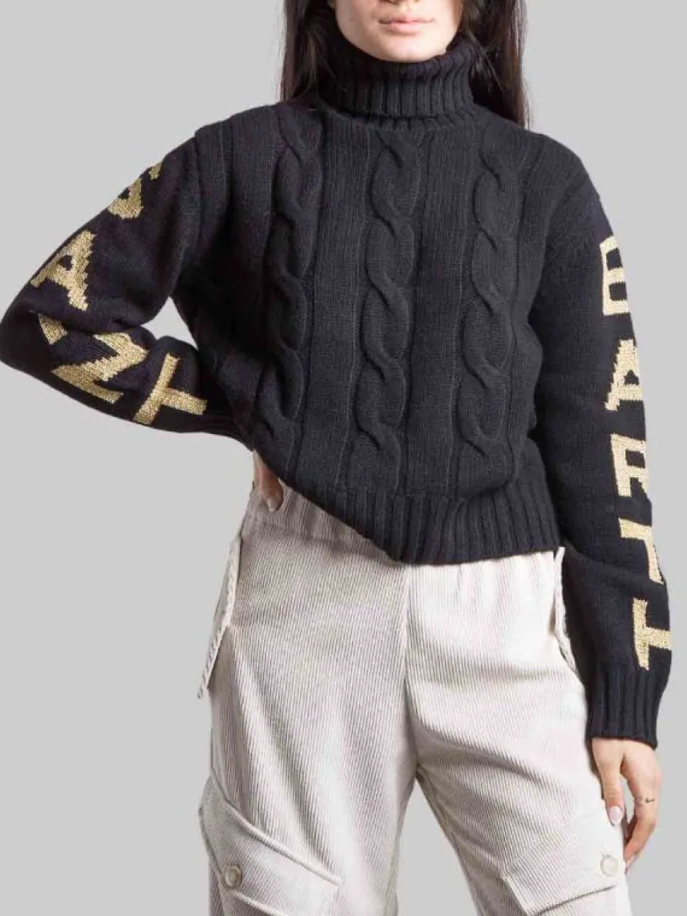 MAGLIA DOLCEVITA IN MISTO CACHEMIRE NERA CON SCRITTA ORO SULLE MANICHE
