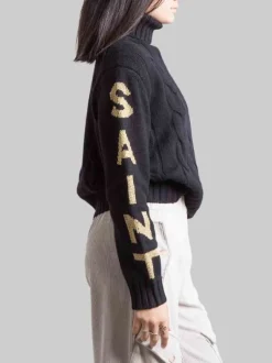 MAGLIA DOLCEVITA IN MISTO CACHEMIRE NERA CON SCRITTA ORO SULLE MANICHE