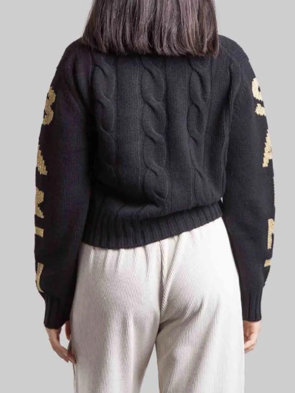 MAGLIA DOLCEVITA IN MISTO CACHEMIRE NERA CON SCRITTA ORO SULLE MANICHE