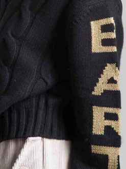 MAGLIA DOLCEVITA IN MISTO CACHEMIRE NERA CON SCRITTA ORO SULLE MANICHE