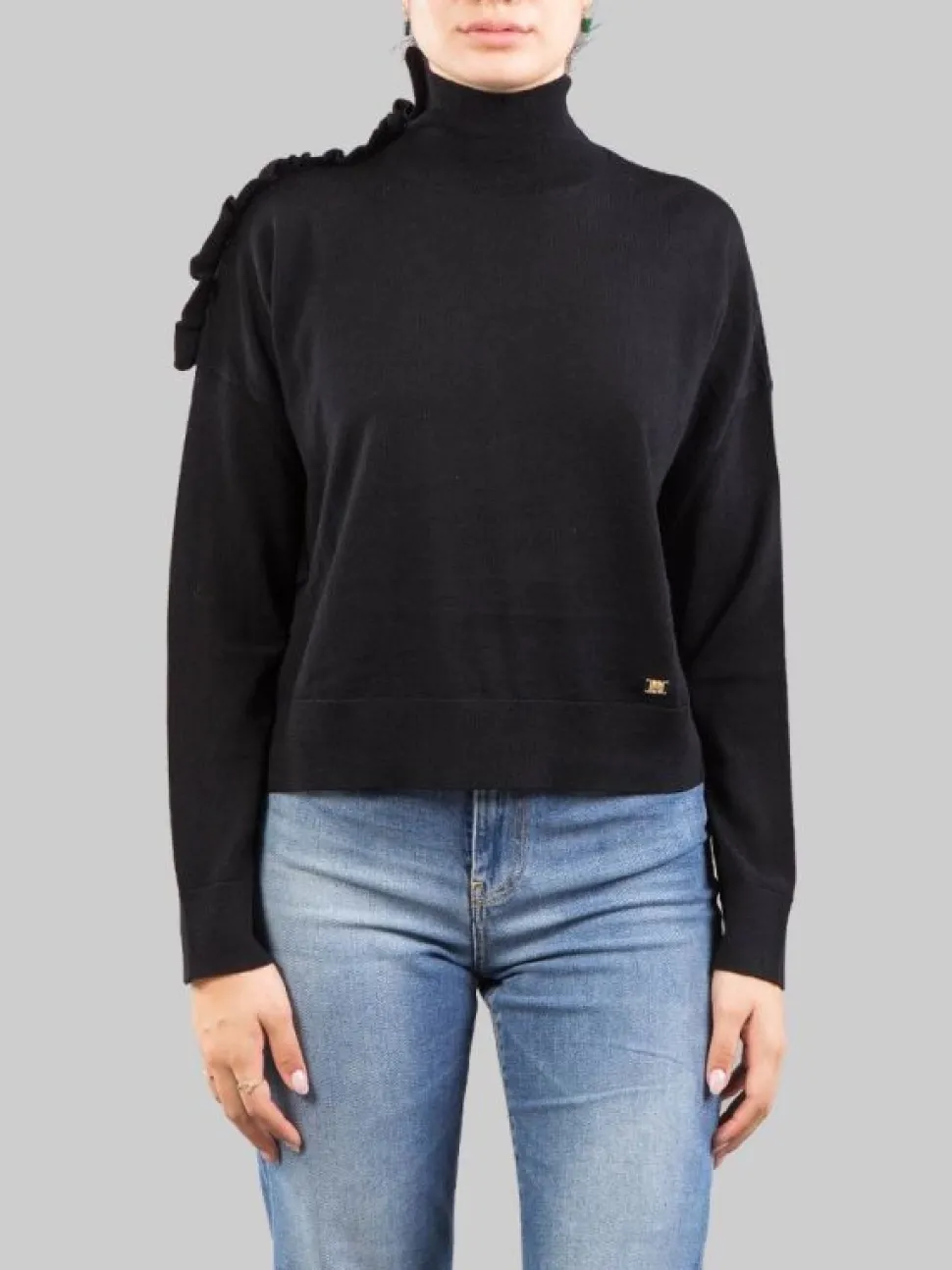 MAGLIA DOLCEVITA NERA IN LANA CON RUCHE DECORATIVA SULLA SPALLA
