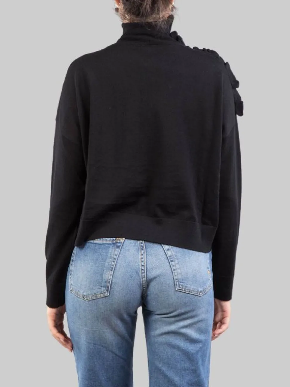 MAGLIA DOLCEVITA NERA IN LANA CON RUCHE DECORATIVA SULLA SPALLA
