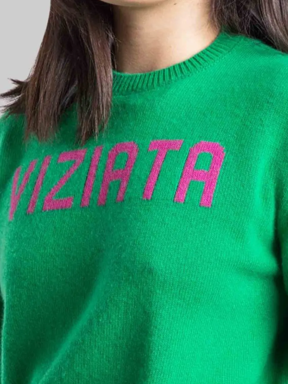 MAGLIA GIROCOLLO VERDE CON GRAFICA "VIZIATA"