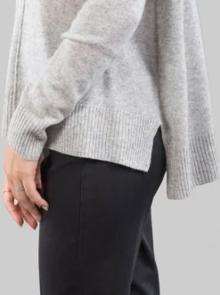 MAGLIA GRIGIO CHIARO IN CASHMERE GIROCOLLO CON RIGA