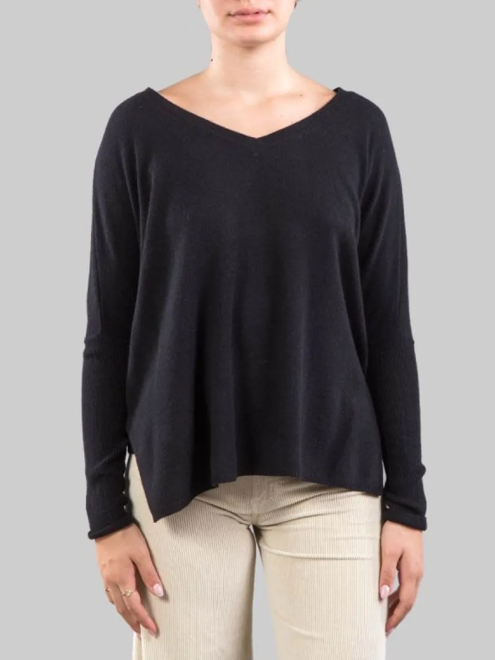 MAGLIA NERA IN CASHMERE CON SCOLLATURA A "V"