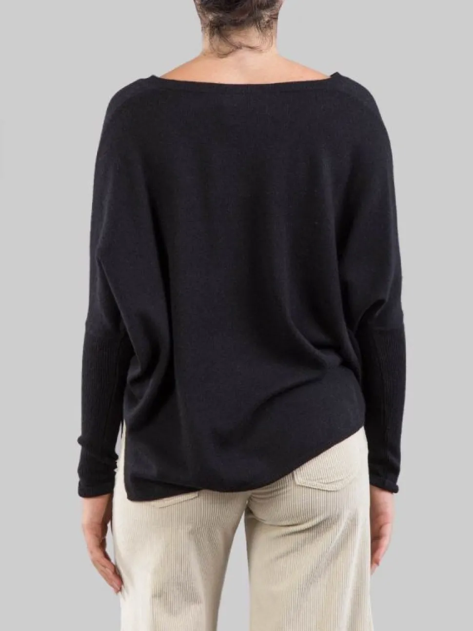 MAGLIA NERA IN CASHMERE CON SCOLLATURA A "V"