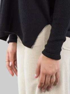 MAGLIA NERA IN CASHMERE CON SCOLLATURA A "V"