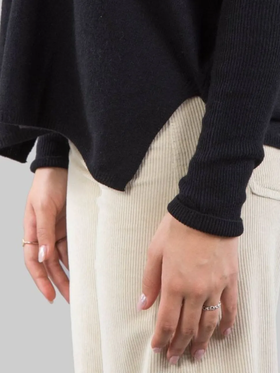 MAGLIA NERA IN CASHMERE CON SCOLLATURA A "V"