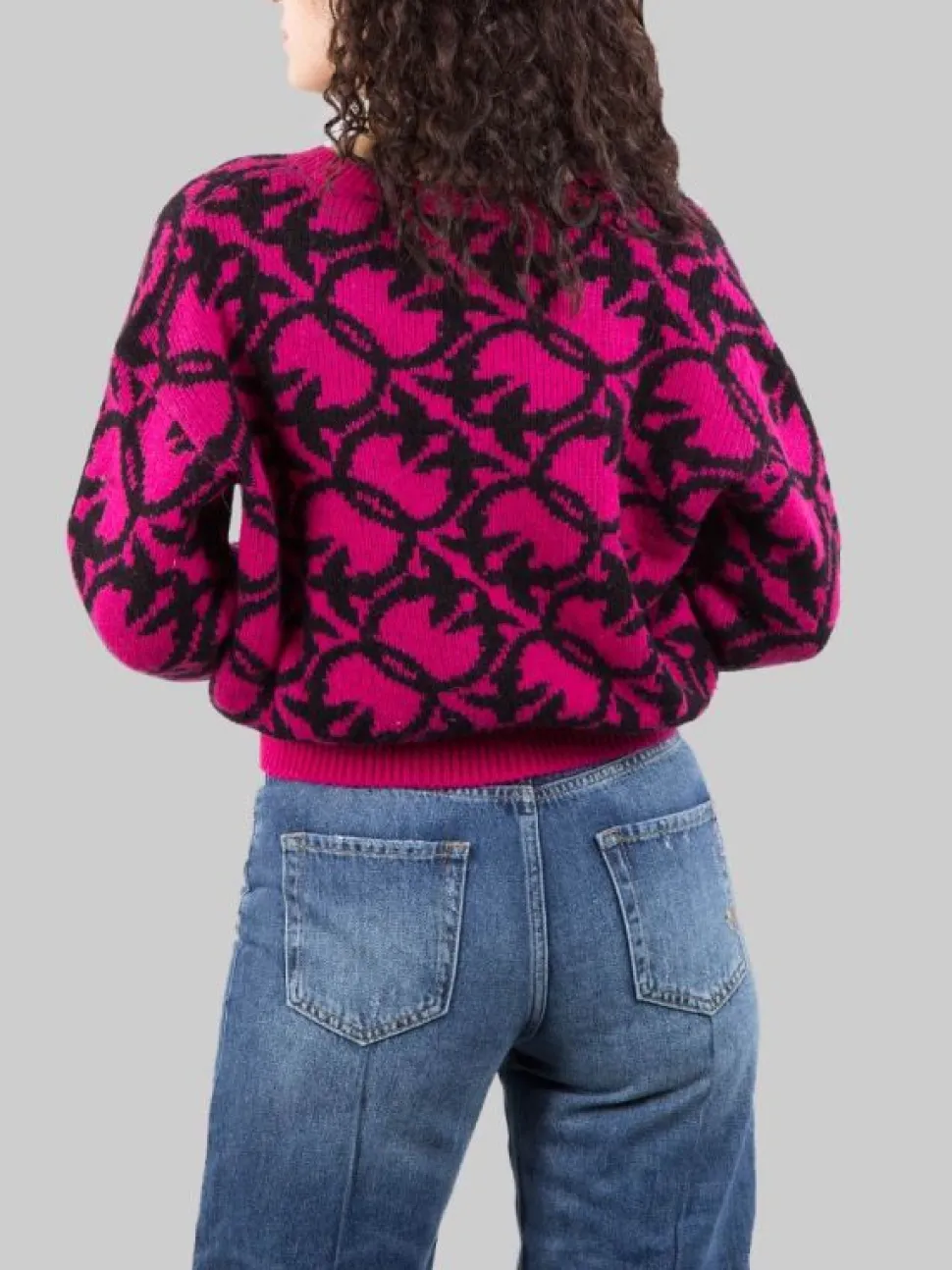 MAGLIA OVINO IN MISTO LANA E ALPACA CON LOGO ALL OVER FUXIA E NERA