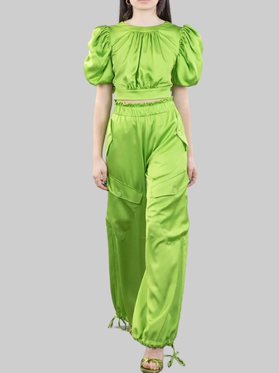 PANTALONI CARGO IN RASO VERDE CON ELASTICO IN VITA E TASCONI