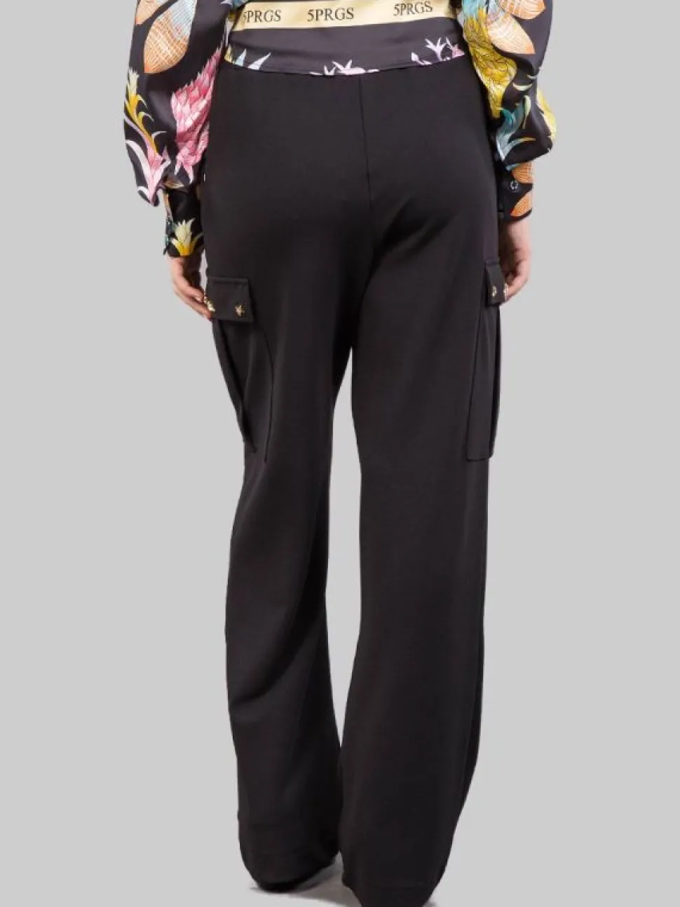 PANTALONI CARGO NERI CON STELLE APPLICATE