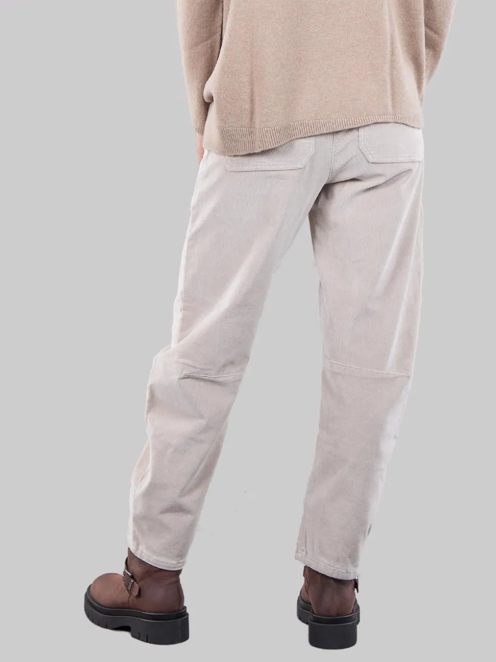 Pantaloni carrot
