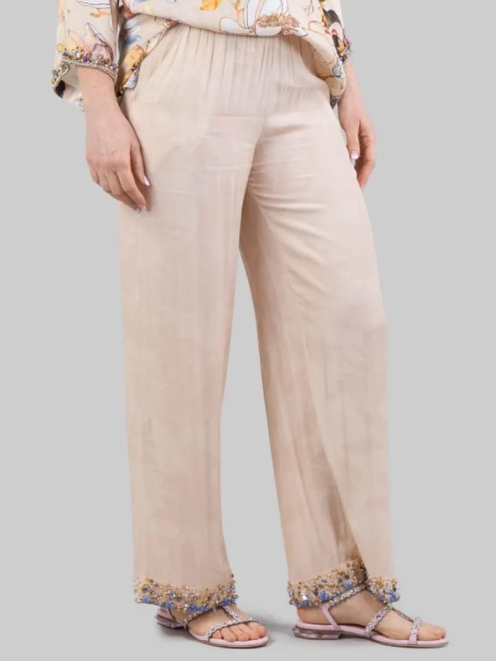 PANTALONI IN MISTO SETA SABBIA CON DECORAZIONI IN PERLINE, STRASS E PIETRE COLORATE