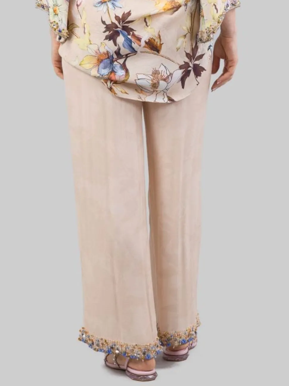 PANTALONI IN MISTO SETA SABBIA CON DECORAZIONI IN PERLINE, STRASS E PIETRE COLORATE