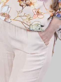 PANTALONI IN MISTO SETA SABBIA CON DECORAZIONI IN PERLINE, STRASS E PIETRE COLORATE