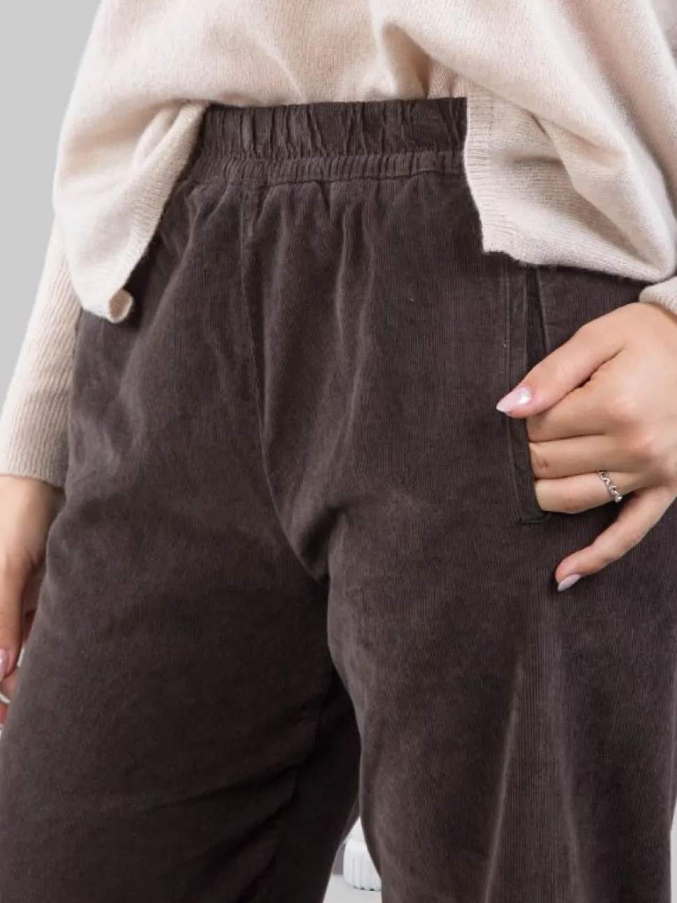 PANTALONI RELAXED MARRONE CAFFÈ A COSTINE CON ELASTICO IN VITA