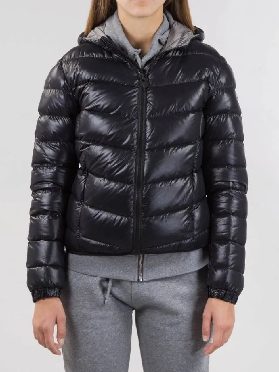 PIUMINO CON CAPPUCCIO IN NYLON TECNICO LUCIDO