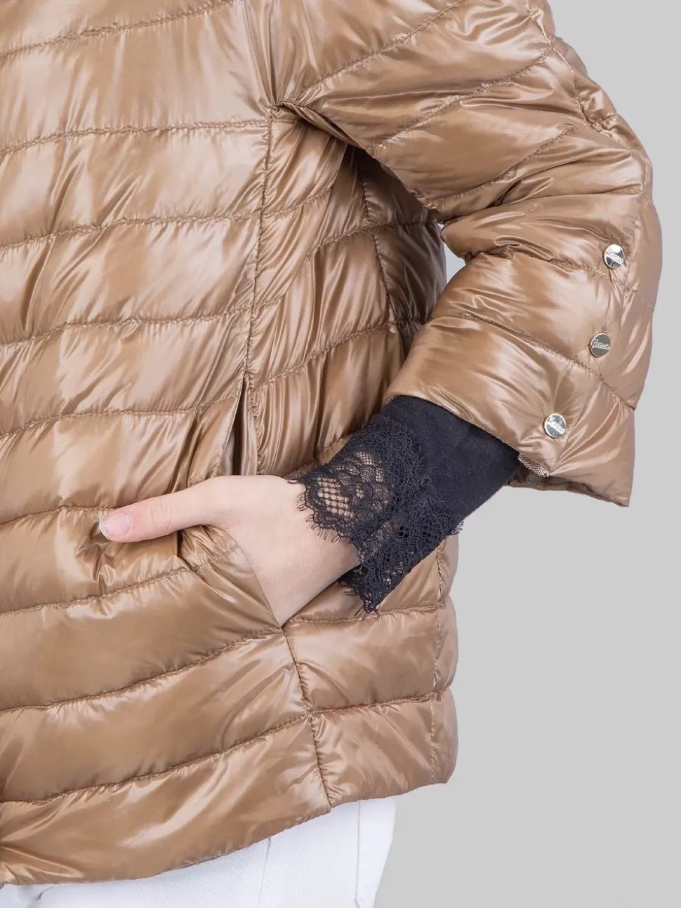 PIUMINO CORTO CAMMELLO MODELLO CAPPA IN NYLON ULTRALEGGERO