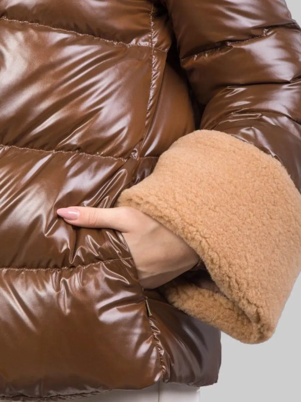 PIUMINO MODELLO CAPPA MARRONE CON POLSINI EFFETTO SHEARLING
