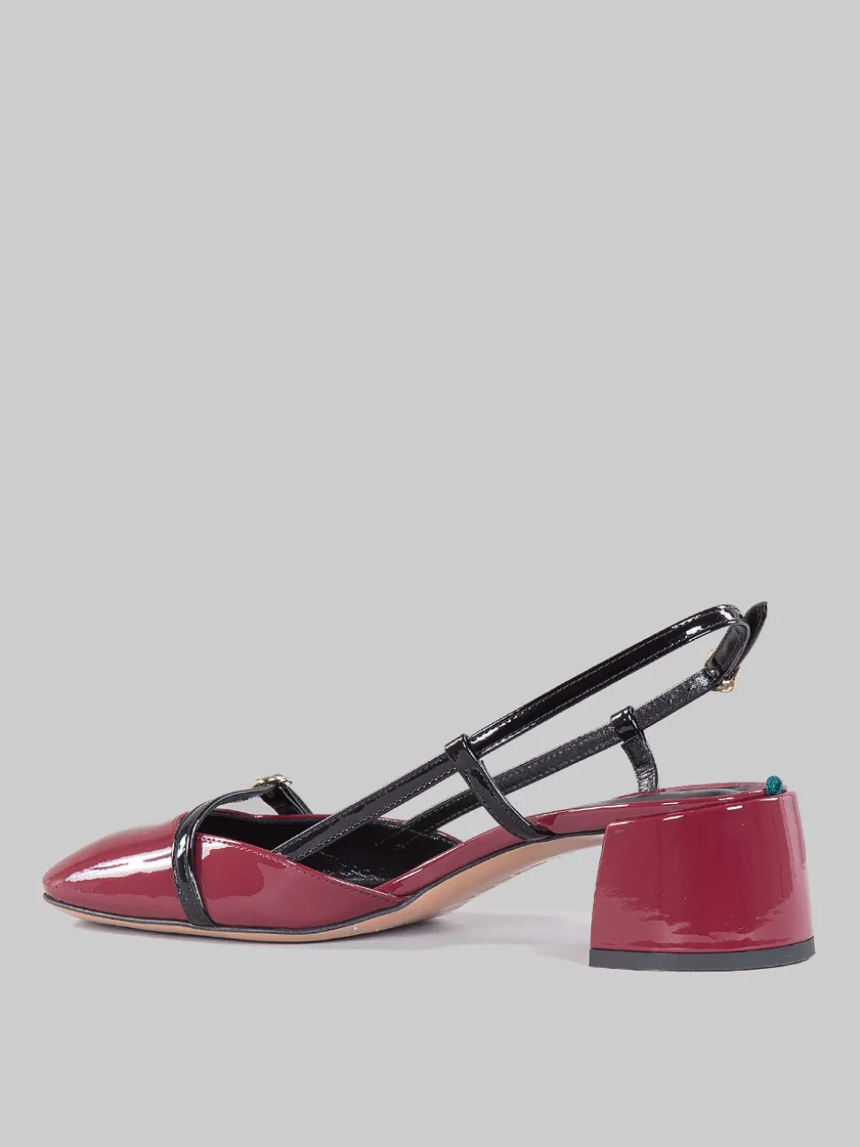 Sling back in vernice