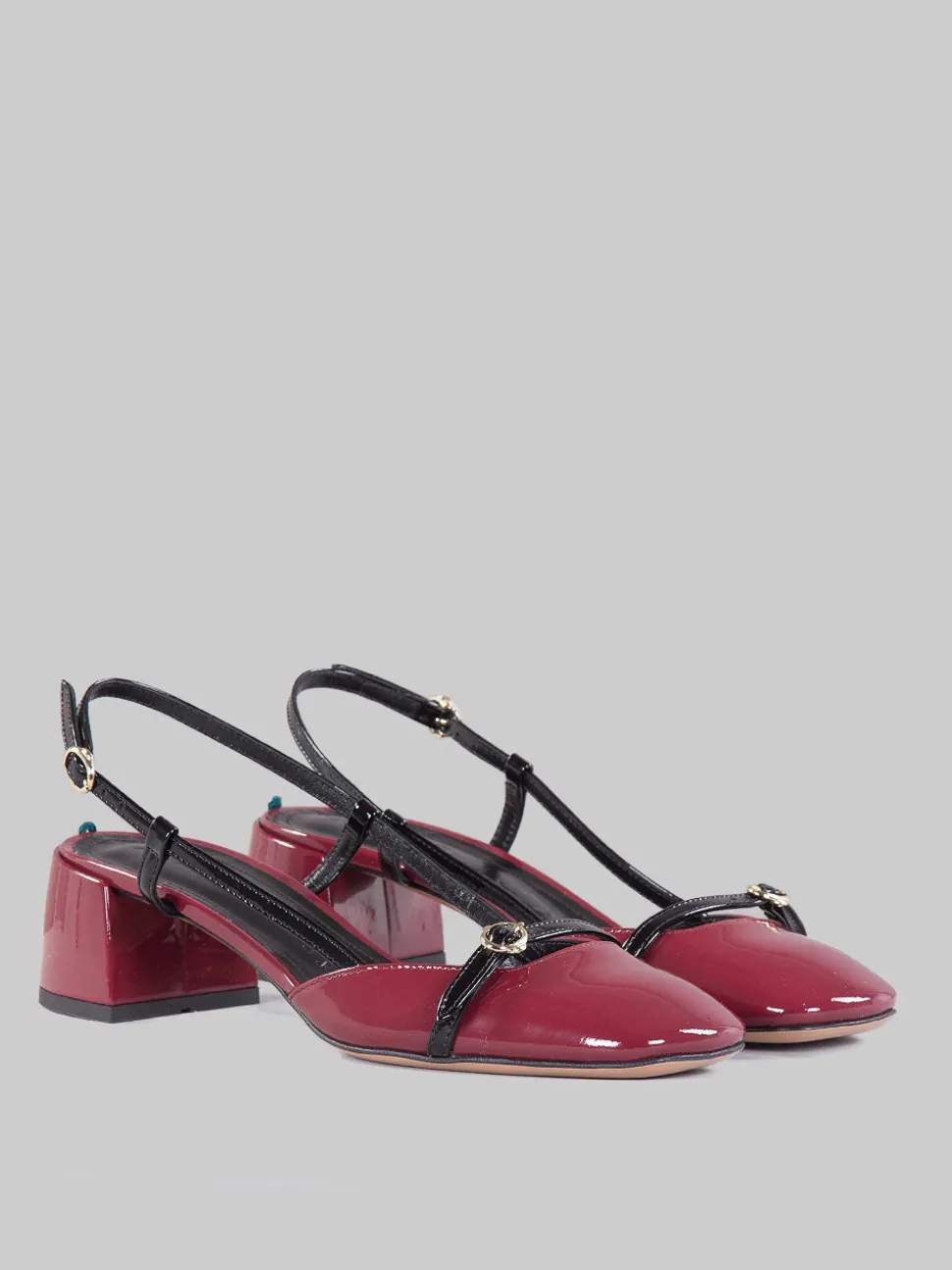 Sling back in vernice