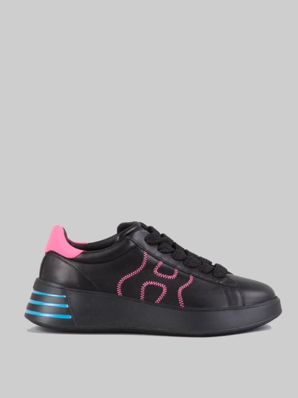 SNEAKER REBEL IN PELLE LISCIA NERA CON DETTAGLI FUXIA E AZZURRO