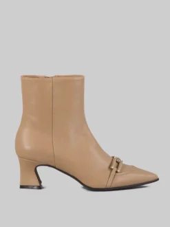 STIVALETTI NOCCIOLA IN PELLE LISCIA CON ACCESSORIO METALLICO TONO SU TONO