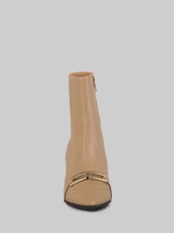 STIVALETTI NOCCIOLA IN PELLE LISCIA CON ACCESSORIO METALLICO TONO SU TONO