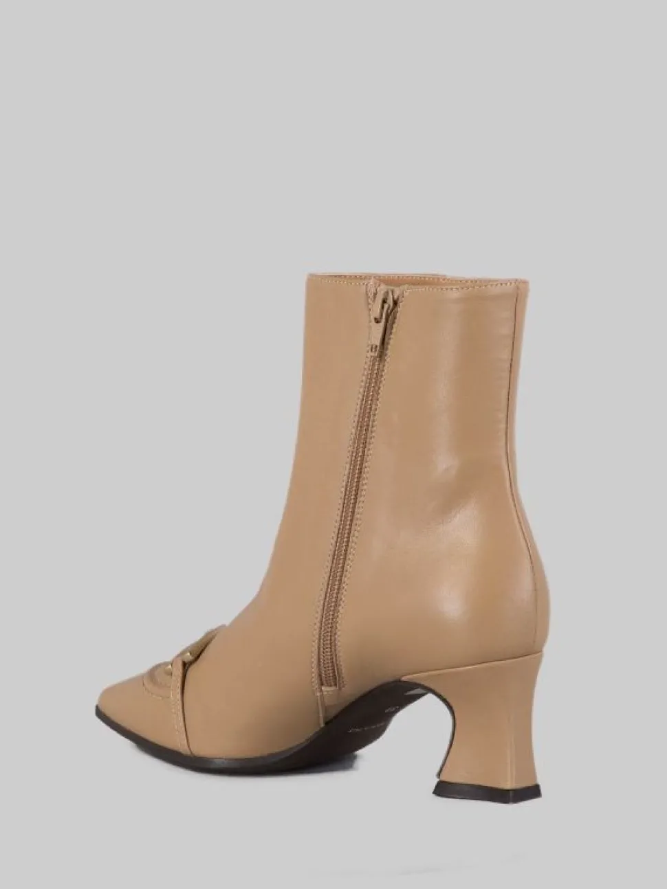 STIVALETTI NOCCIOLA IN PELLE LISCIA CON ACCESSORIO METALLICO TONO SU TONO