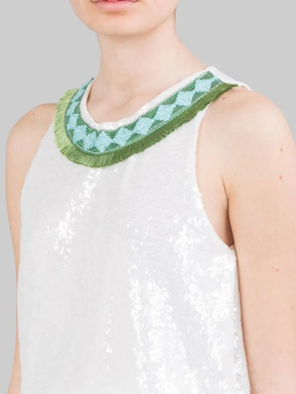 TOP BIANCO SENZA MANICHE CON PAILLETTES E PROFILI DECORATI