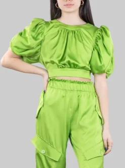 TOP CORTO VERDE IN RASO CON SCOLLATURA SULLA SCHIENA E MANICHE A PALLONCINO