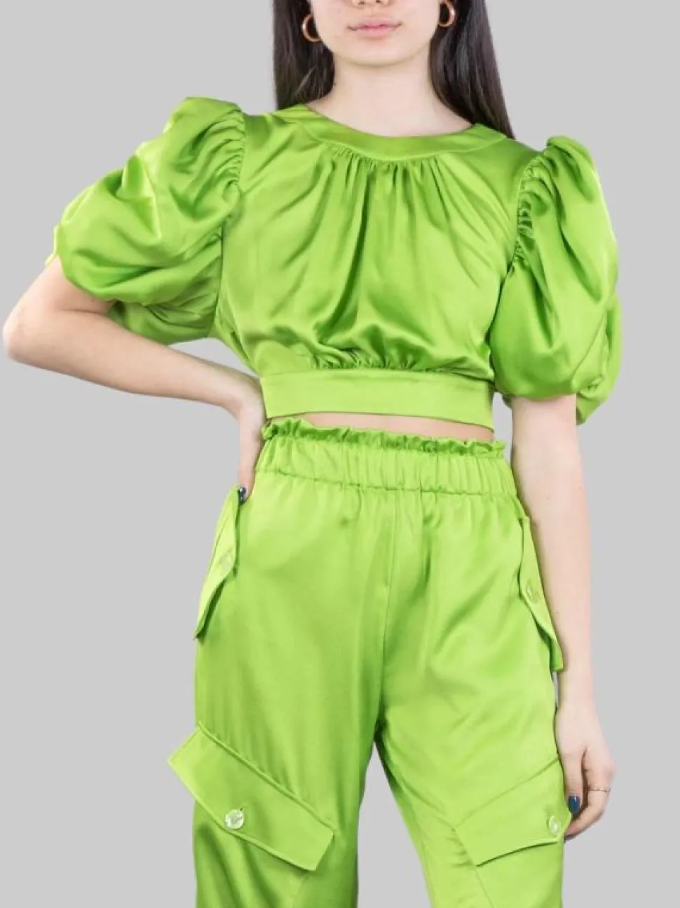 TOP CORTO VERDE IN RASO CON SCOLLATURA SULLA SCHIENA E MANICHE A PALLONCINO