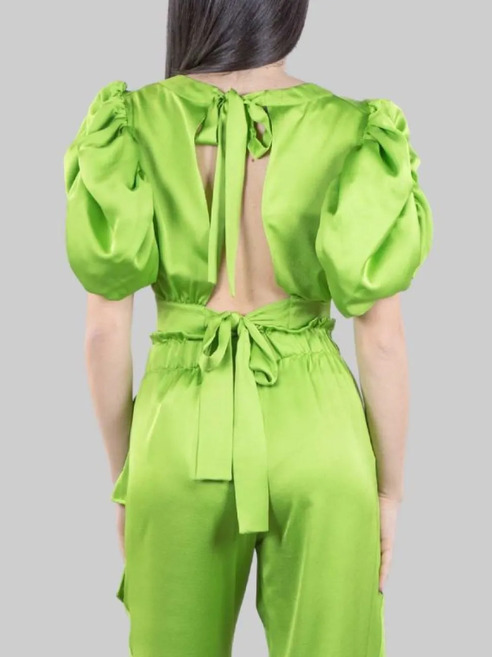 TOP CORTO VERDE IN RASO CON SCOLLATURA SULLA SCHIENA E MANICHE A PALLONCINO