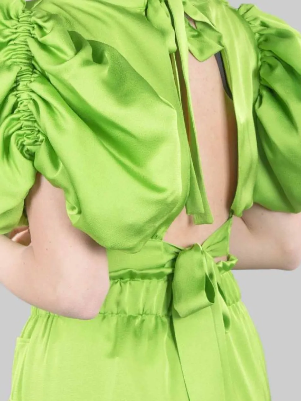 TOP CORTO VERDE IN RASO CON SCOLLATURA SULLA SCHIENA E MANICHE A PALLONCINO